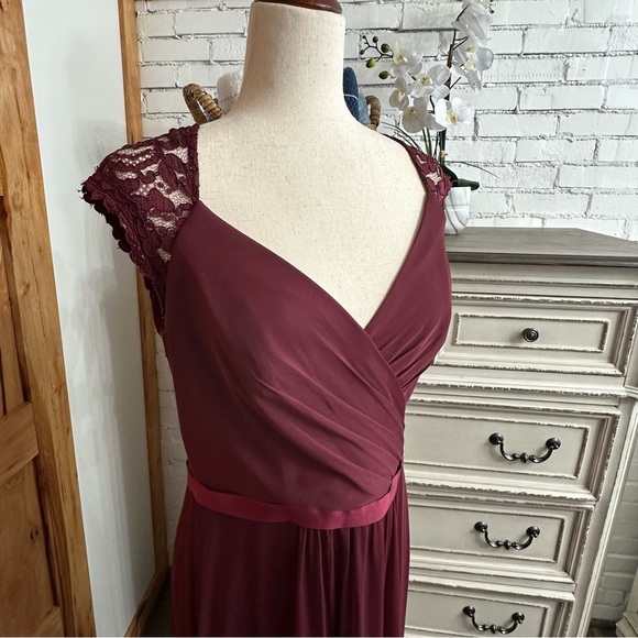 NWT! $180 David's Bridal Long Mesh Dress with Lace Cap Sleeves A- line Skirt - Picture 4 of 9